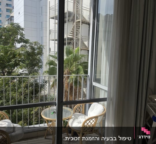 דלתות הזזה מזכוכית ביציאה למרפסת שמש